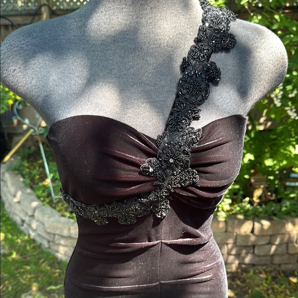 Elegant Black Velvet and Beaded One-Shoulder Evening Gown. Worn Once. Size 6 - Picture 2 of 10